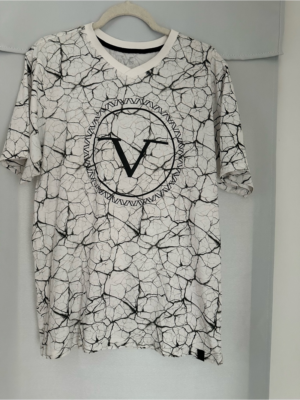 V-Logo White & Black Crackle Print Men's Italian V-Neck Shirt